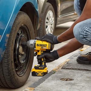 Dewalt 18V / 13mm XR Li-ion Cordless High Torque Impact Wrench with Brushless motor & 2x5.0Ah Batteries Included, DCF899P2-QW