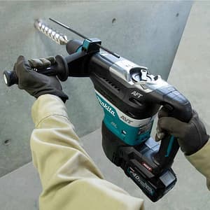 Makita 40 mm (1-9/16") XGT BL 8.0 J SDS-Max Cordless Rotary Hammer with Rapid Charger & 1 Pcs 4.0Ah Batteries, HR005GM201
