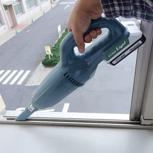 Makita 18V Li-Ion Cordless Cleaner with Charger & 2 Pcs 1.5Ah G-Batteries, CL183DW