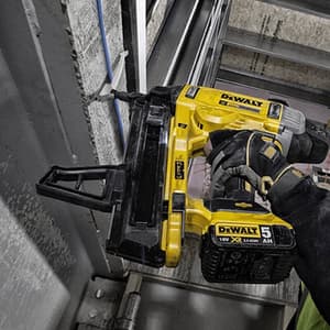 Dewalt 18V XR Li-ion Cordless 30 Nail Capacity Nailer with Brushless Motor & 2x5.0Ah Batteries Included, DCN890P2