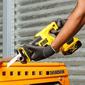 Dewalt 18V / 29mm XR Li-ion Cordless Reciprocating Saw with Brushless Motor 2x5.0 Ah Batteries Included, DCS367P2-QW