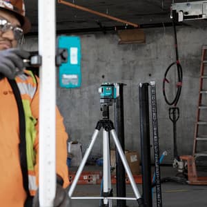 Makita 12V max CXT Li-Ion Rechargeable Green Multi Line Laser, SK700GD