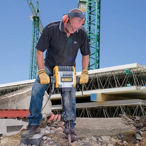 Dewalt 2100W  28mm 960 Beats/min Demolition Breaker with Active Vibration Control Includes Stand Chisel-Perform & Protect Shield, D25981K-QS
