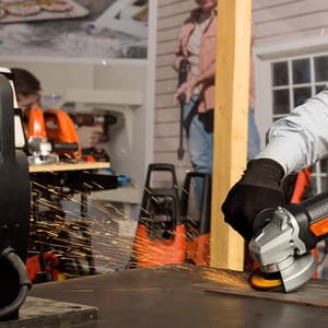 Black+Decker 820W / 4 inch 100mm Small Angle Grinder with 2 Grinding &1 Cutting Wheel, G720RW-IN