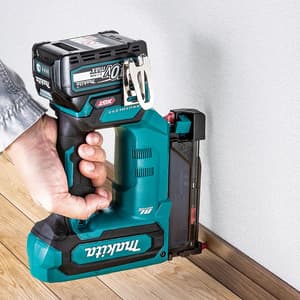 Makita 40Vmax XGT BL 35 mm (1-3/8") Cordless Pin Nailer with Rapid Charger & 1 Pcs 2.5Ah Battery, PT001GD101