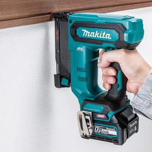 Makita 40Vmax XGT BL 35 mm (1-3/8") Cordless Pin Nailer with Rapid Charger & 1 Pcs 2.5Ah Battery, PT001GD101