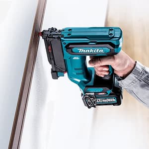Makita 40Vmax XGT BL 35 mm (1-3/8") Cordless Pin Nailer with Rapid Charger & 1 Pcs 2.5Ah Battery, PT001GD101