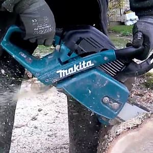 Makita 450 mm / 18 Inch 2-Stroke Chain Saw with Stratified Scavenging, EA6100P45E