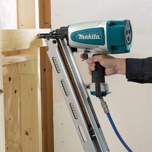 Makita 90 mm (3-1/2") Pneumatic Framing Nailer with 21° Full Round Head, AN924