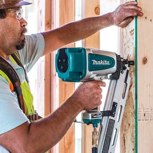Makita 90 mm (3-1/2") Pneumatic Framing Nailer with 21° Full Round Head, AN924