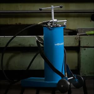 Hogert 6 Ltr Foot Grease Gun with Wheels, HT8G912