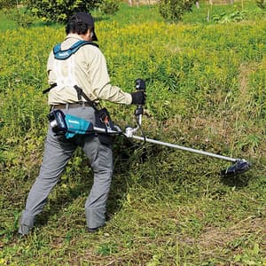 Makita 40Vmax XGT BL 600 W 3-Speed Cordless Grass Trimmer with Rapid Charger & 1 Pcs 4.0Ah Battery, UR016GM101