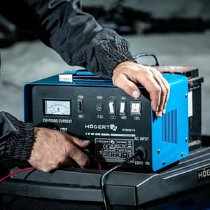 Hogert 12V – 24V Electronic Battery Charger, HT8G616